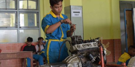 PENINGKATAN MOTIVASI BELAJAR SISWA MELALUI MODEL DISCOVERY LEARNING BERBANTU TUTOR SEBAYA PADA SISWA KELAS XII TKR 5 SMKS CIPTA KARYA PREMBUN